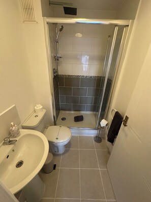 Ducha, secador de pelo, toallas y jabón