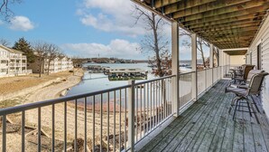 Property grounds - Balcony w/ Lake Views: Waterfront Ozarks Condo! (Osage Beach)