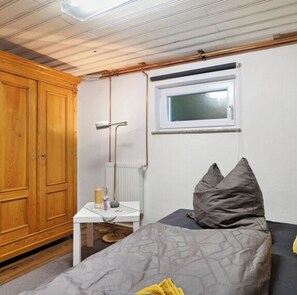 1 dormitori, planxa i posts de planxar, wifi i roba de llit 