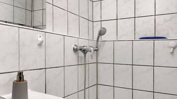 Dusche, Haartrockner, Handtücher, Toilettenpapier