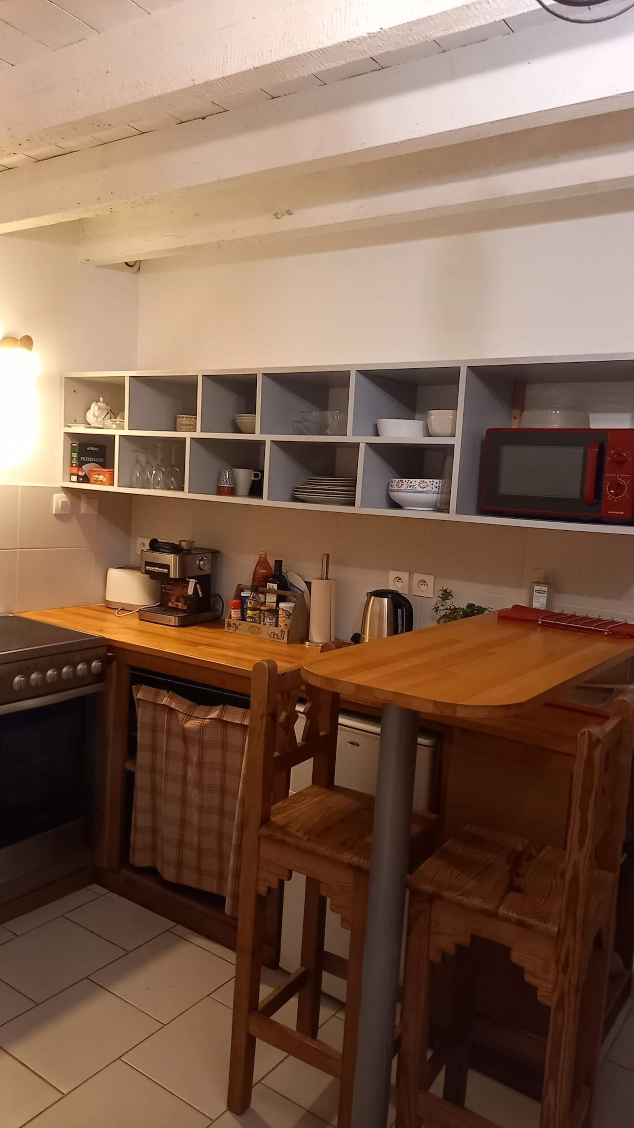 Fridge, microwave, dishwasher, coffee/tea maker