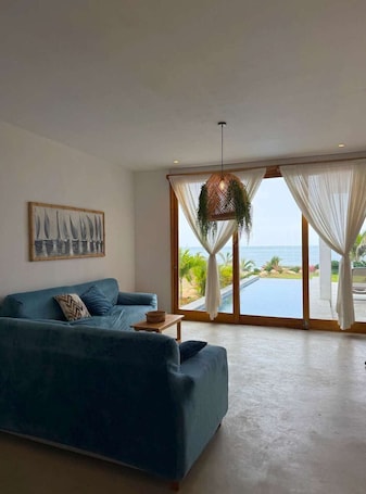 TV. HOP NAIA Hermosa casa de playa en Punta Sal