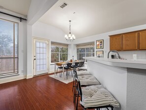 Interior - The Blue Door - 6 Beds Frisco w/ Arcade & Games & Office (Frisco)