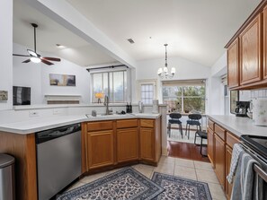 Private kitchen - The Blue Door - 6 Beds Frisco w/ Arcade & Games & Office (Frisco)