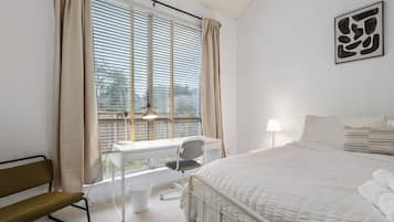 4 bedrooms, iron/ironing board, Internet, bed sheets