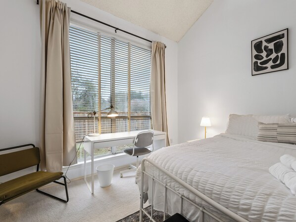 4 bedrooms, iron/ironing board, Internet, bed sheets - The Blue Door - 6 Beds Frisco w/ Arcade & Games & Office (Frisco)