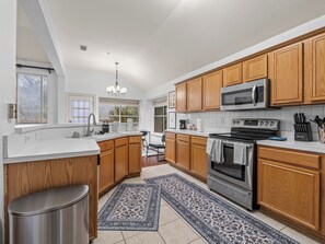 Private kitchen - The Blue Door - 6 Beds Frisco w/ Arcade & Games & Office (Frisco)