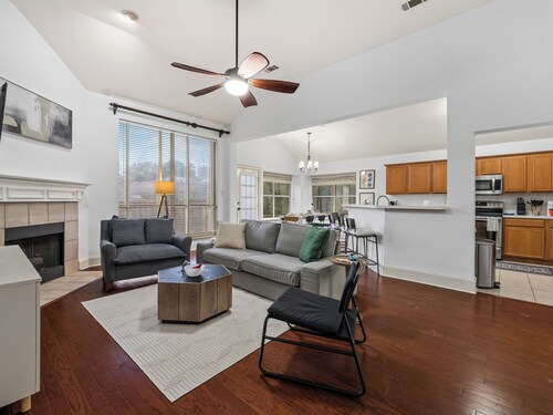 The Blue Door - 6 Beds Frisco w/ Arcade & Games & Office