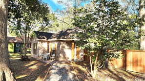 Exterior - Gorgeous and Modern 3 Bedroom Home - Easy Walk to Downtown Silverhill Dining (Silverhill)