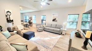 TV - Gorgeous and Modern 3 Bedroom Home - Easy Walk to Downtown Silverhill Dining (Silverhill)