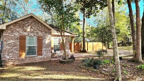 Terrace/patio - Gorgeous and Modern 3 Bedroom Home - Easy Walk to Downtown Silverhill Dining (Silverhill)