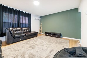 Floor plan - Modern 1BR Apt Near Lake & Downtown (Sandwich)