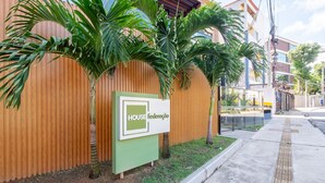A building with a wooden facade, a sign reading "HOUSE federação", and palm trees in front. - Fully Equipped Apts With Leisure Minutes From the Beach Hfos (Salvador)