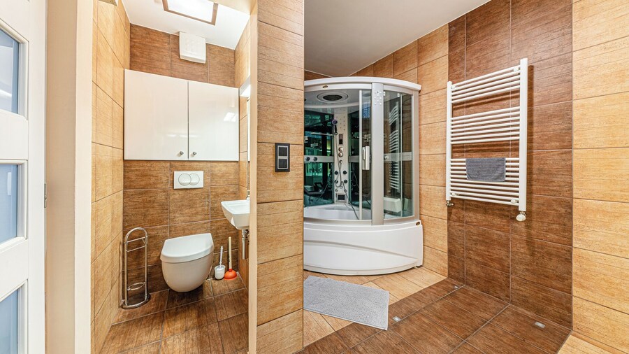 La Dolce Vita –Massage Shower Stay W/ Ac + Balcony