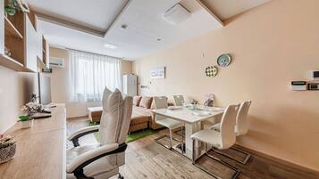 Apartment, 2 Schlafzimmer | Wohnbereich