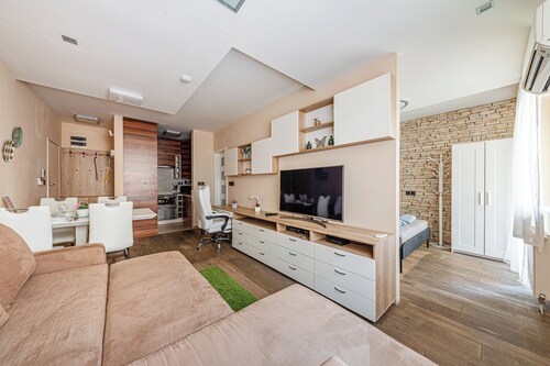 La Dolce Vita –Massage Shower Stay W/ Ac + Balcony