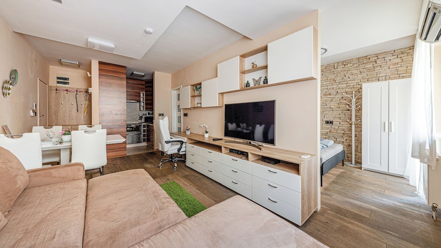 La Dolce Vita –Massage Shower Stay W/ Ac + Balcony