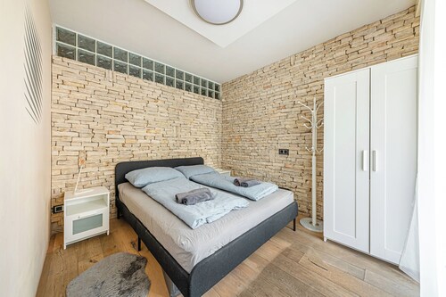 La Dolce Vita –Massage Shower Stay W/ Ac + Balcony