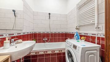 Apartment, 3 Bedrooms | Bathroom | Towels