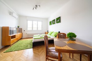 Interior - Pozsonyi Suite – 3Br Family Stay | Ac + Balcony (Budapest)