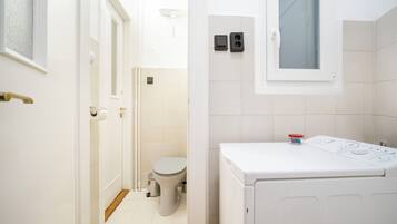 Apartment, 3 Bedrooms | Bathroom | Towels, toilet paper