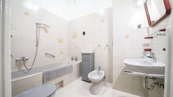 Apartment, 3 Bedrooms | Bathroom | Towels