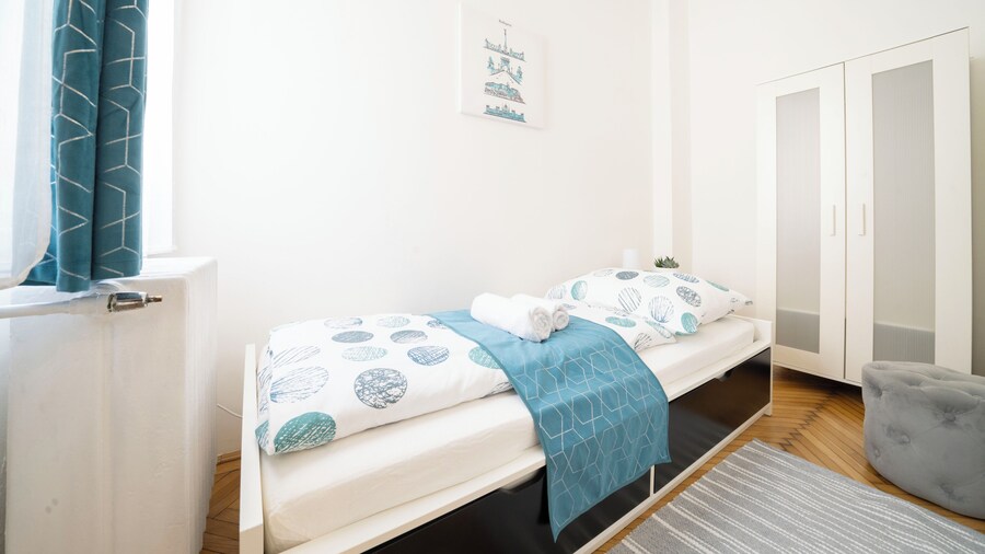 Pozsonyi Suite – 3Br Family Stay | Ac + Balcony