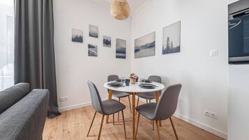 Apartment, 2 Bedrooms | Dining room