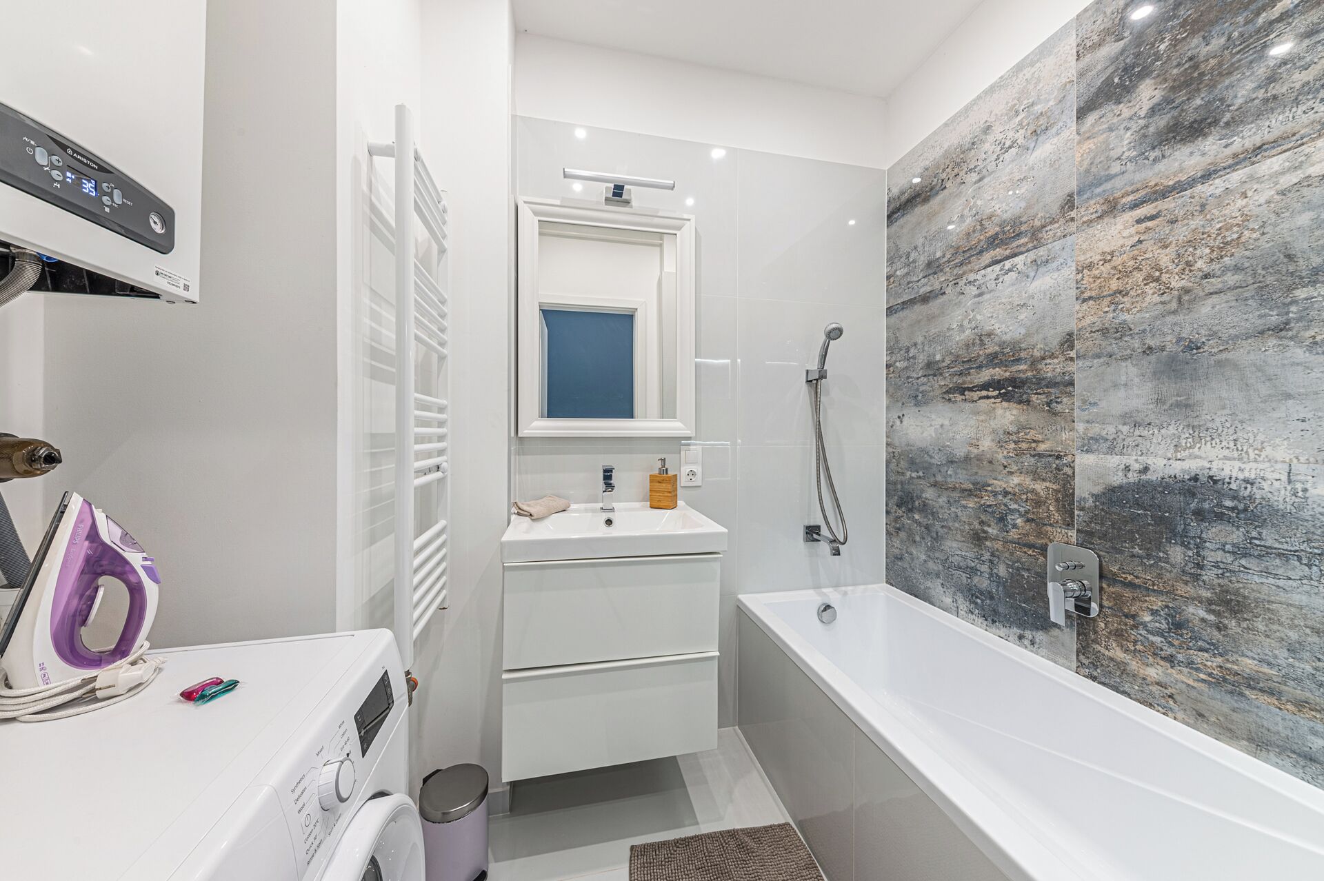 Apartment, 2 Bedrooms | Bathroom | Towels
