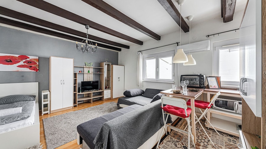 Cozy Nest Hideaway With A/C