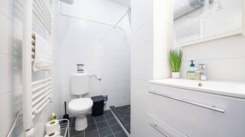 Apartment, 2 Bedrooms | Bathroom | Shower, towels