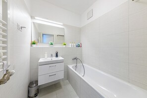 Appartement, 1 chambre | Salle de bain | Serviettes fournies