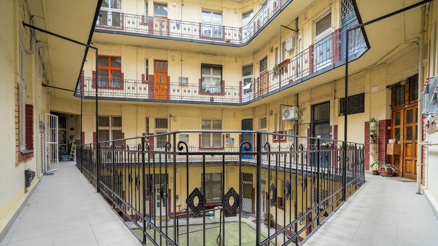 Green Greguss Apartment