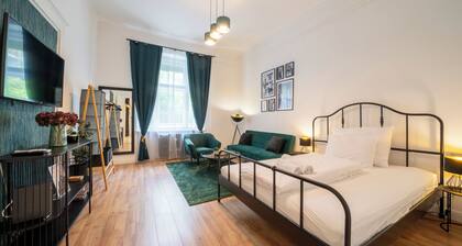Green Greguss Apartment