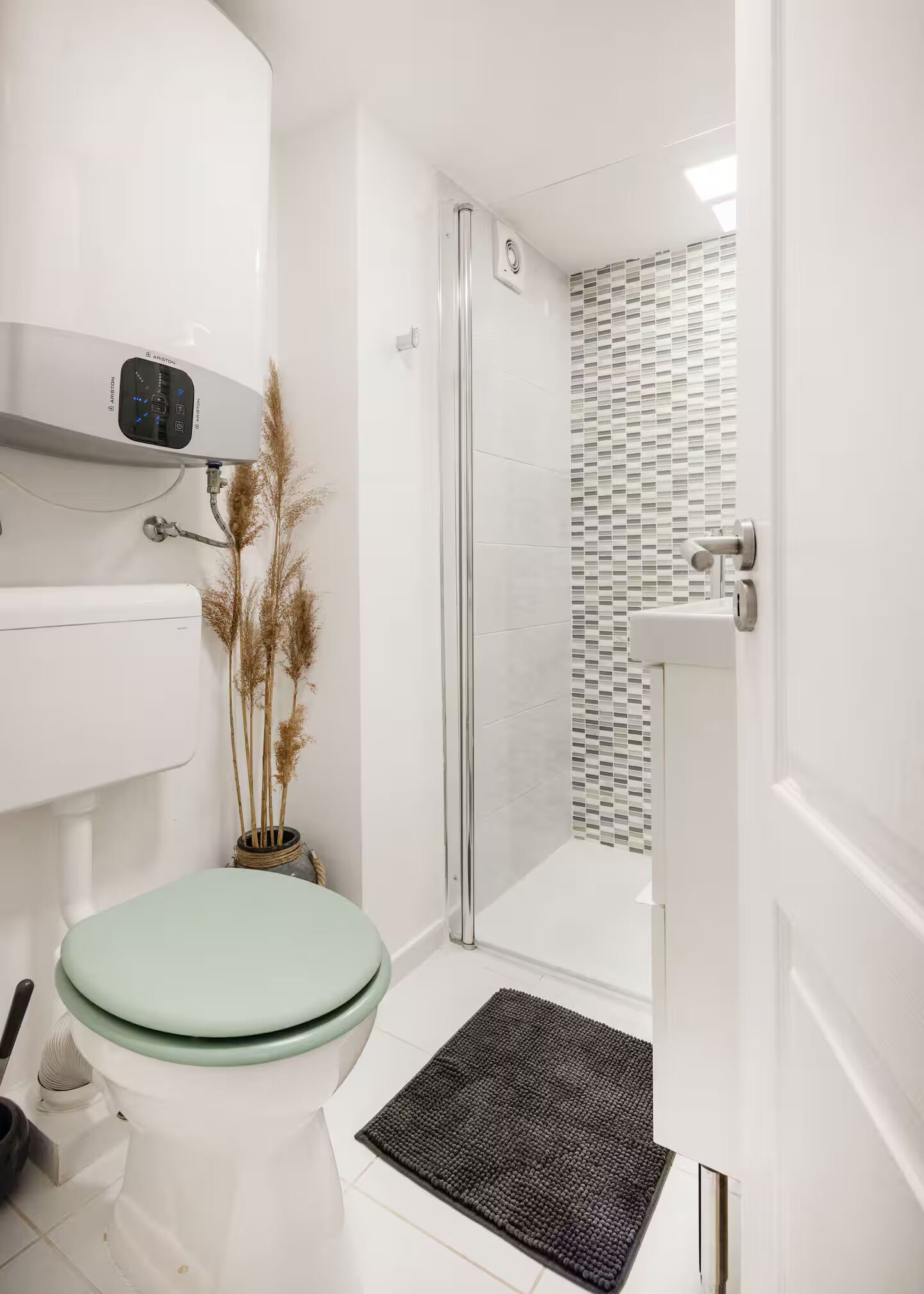 Apartamento, 1 habitación | Baño | Ducha y toallas