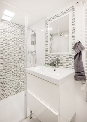 Apartamento, 1 quarto | Banheiro | Chuveiro, toalhas de banho