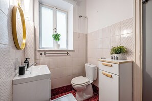 Apartment, 1 Bedroom | Bathroom | Towels, toilet paper