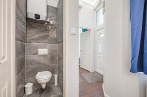 Ein Badezimmer mit Toilette, Bidet und Dusche.