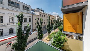 En bygning med flere etager i moderne design, med altaner og forskellige arkitektoniske stilarter.