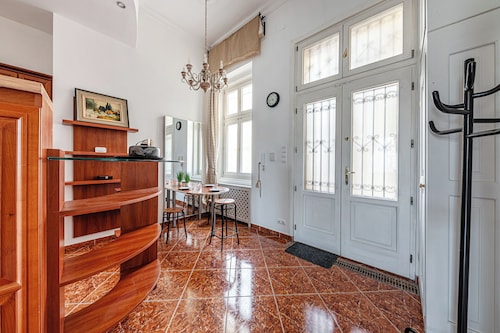 Budapest Classic Charm | 2Br + Cornertub + Smarttv