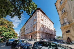 Exterior - Budapest Classic Charm | 2Br + Cornertub + Smarttv (Budapest)