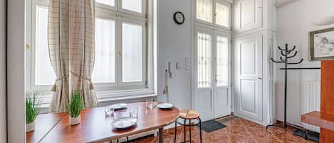 Apartment, 2 Bedrooms | Dining room