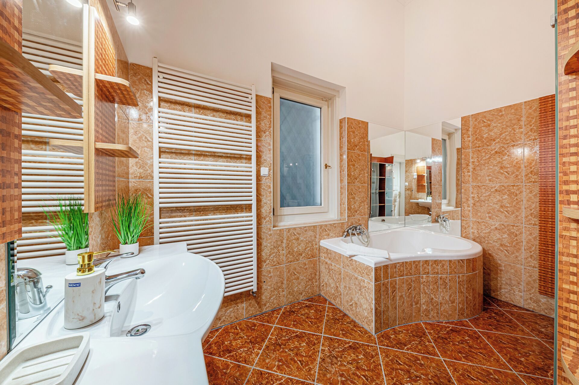 Un baño moderno con una bañera grande, un lavamanos independiente y un ventanal.