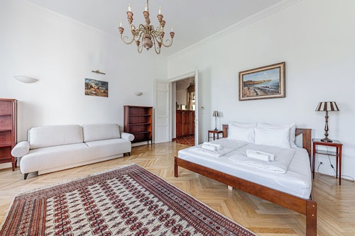 Budapest Classic Charm | 2Br + Cornertub + Smarttv