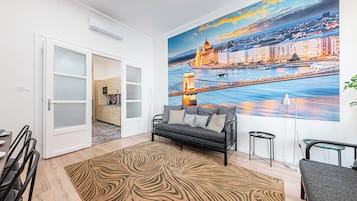 Apartamento, 4 quartos | Área de estar