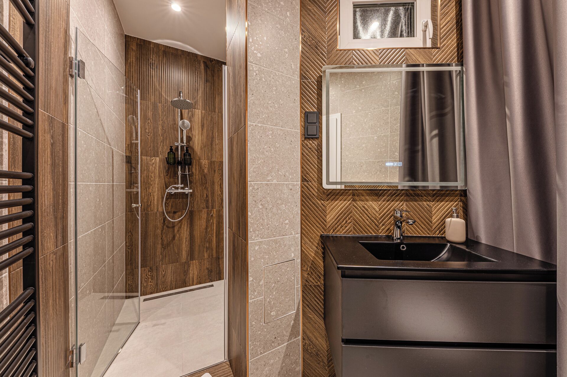 Apartment, 1 Schlafzimmer | Badezimmer | Dusche, Handtücher, Toilettenpapier