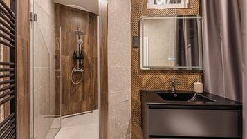 Apartment, 1 Schlafzimmer | Badezimmer | Dusche, Handtücher, Toilettenpapier