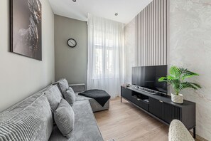 Apartament, 2 dormitoris | Sala d'estar | Televisor de pantalla plana 