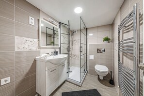 Apartament, 2 dormitoris | Bany | Dutxa i tovalloles 