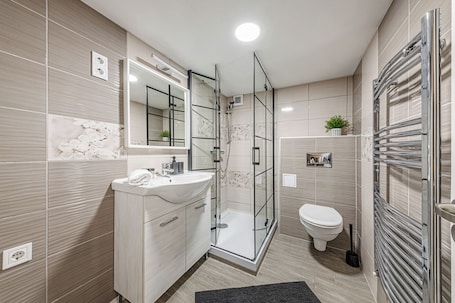 Appartamento, 2 camere da letto | Bagno | Doccia, asciugamani, carta igienica. Casa Bella Apartments